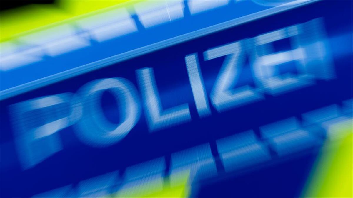 Fahrerflucht in Bremerhaven - Auto rammt Fahrrad von 85-Jähriger Ein Polizeiwagen im Einsatz.