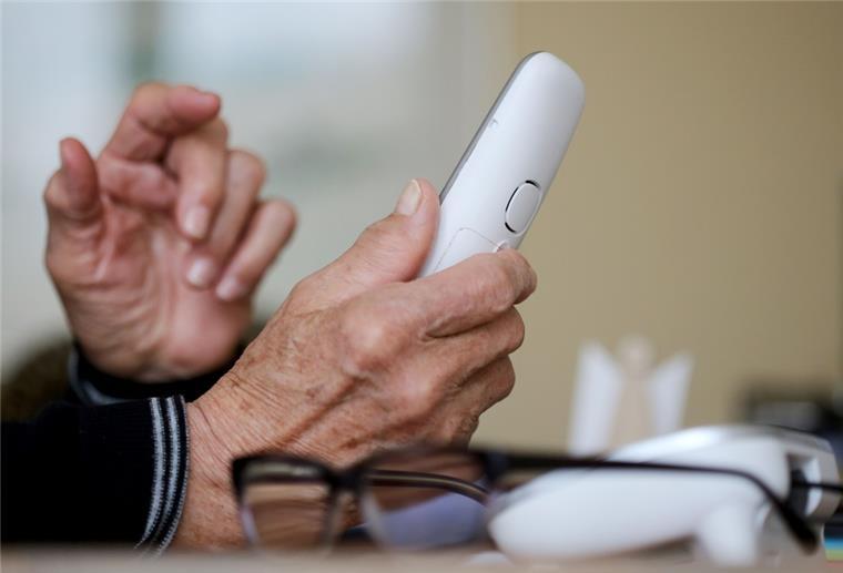 Eine Hand hält ein Telefon.