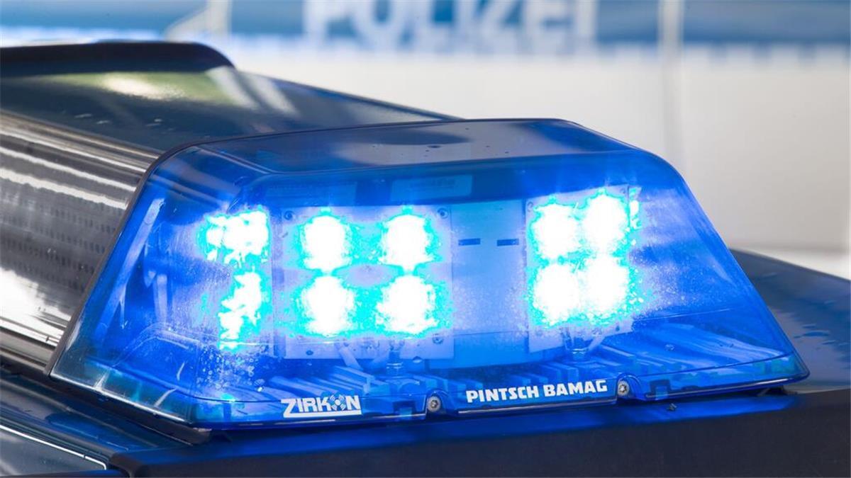 Erwischt: Der Aufbruch eines Spielzeugautomaten missglückt Ein Blaulicht leuchtet auf dem Dach eines Polizeiwagens