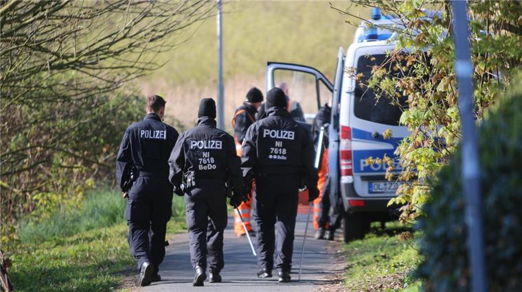 Tödliche Messerattacke in Cuxhaven: Polizei sucht Tatwaffe Die Polizei Cuxhaven hat am Montag nach der Tatwaffe einer Messerattacke gesucht.