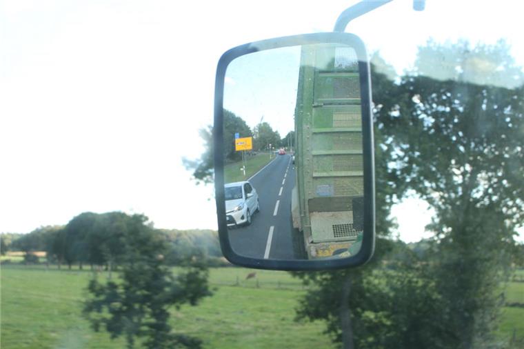 Selbst, wenn sie Linksblinken, werden Traktofahrer immer wieder überholt.