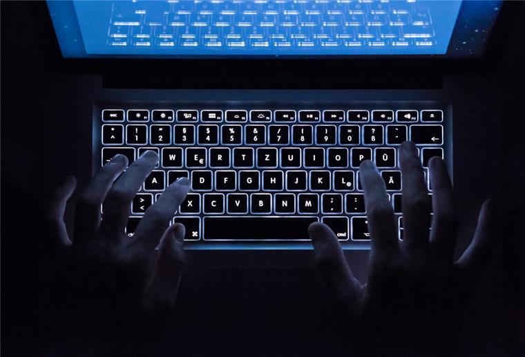 Die Polizei ermittelt gegen einen bislang unbekannten Täter, der im Internet mehrere Morddrohungen gegen den Braker Bürgermeister Michael Kurz veröffentlicht hat.