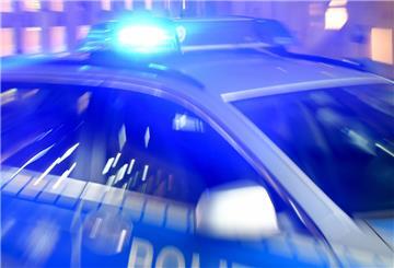 Ein Streifenwagen mit eingeschaltetem Blaulicht.