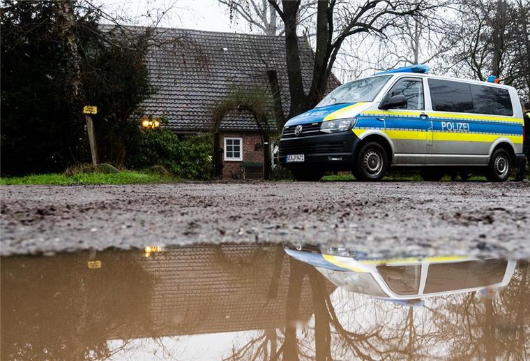 Polizisten stehen vor einem Haus, in dem am Vorabend zwei Tote aufgefunden wurden. 