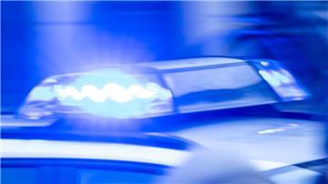 Ein Streifenwagen der Polizei ist mit Blaulicht im Einsatz.  Die Cuxhavener Polizei ermittelt nach einem Diebstahl in einem Hofladen an der Ortsallee in Krempel. Der Täter stahl Bargeld aus einer Kasse und fuhr mit einem Opel Insignia davon.