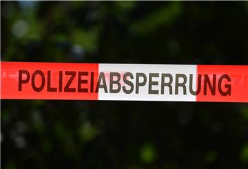 Absperrband der Polizei sichert einen Tatort. 