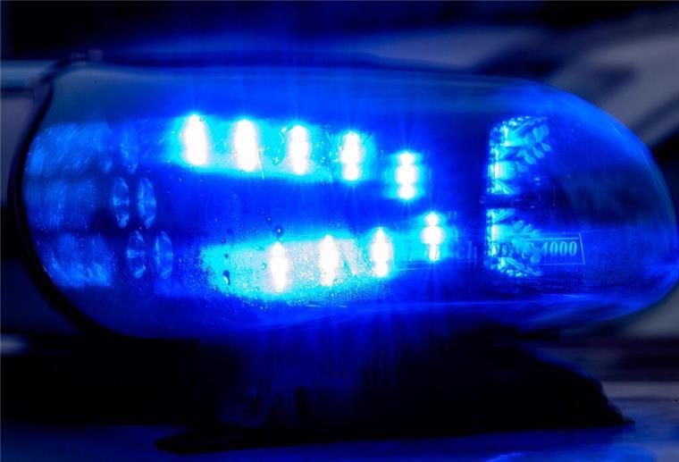 Schwerer Unfall in Nordenham: Jugendliche prallen mit E-Scooter gegen Frau (30) Die Polizei ermittelt nun gegen die beiden jugendlichen Fahrerinnen eines E-Scooters.