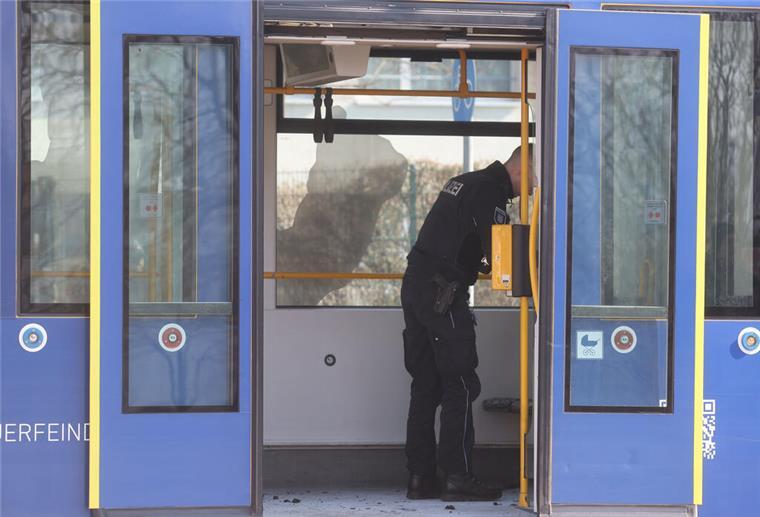 Gera: Einsatzkräfte von Polizei und Feuerwehr sind nach einem Brandanschlag in einer Straßenbahn im Einsatz.