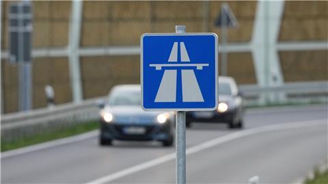 Die Polizei ermittelt wegen gefährlichen Eingriffs in den Straßenverkehr. (Symbolbild)