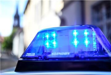 Das Blaulicht eines Polizeiautos leuchtet in der Nähe der Erzdiözese. 