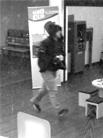 Die Polizei fahndet mit diesem Foto aus den Überwachungskameras nach dem Mann.