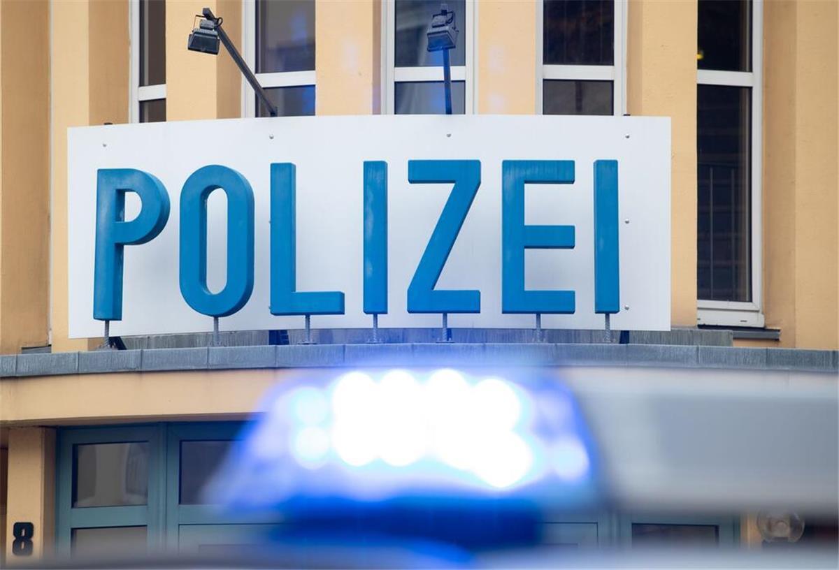 Die Polizei fandet nach einem Raub nach vier Tätern.