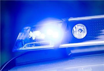  Ein Blaulicht leuchtet auf dem Dach einer Polizeistreife. 