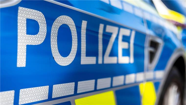 Betrunken Unfall gebaut – Fahrer legt sich schlafen Die Polizei findet einen geflüchteten Autofahrer nach einem Unfall schlafend in einer Pension. (Symbolbild)