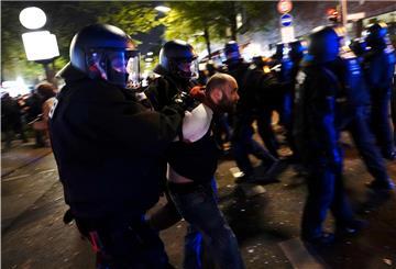Die Polizei führt einen Teilnehmer am Rande der Demonstration linker und linksradikaler Gruppen unter dem Motto ab.