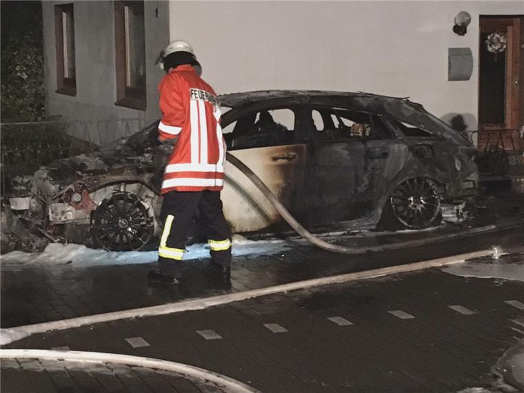 Brandstiftung? Auto in Spaden brennt völlig aus Die Polizei geht von Brandstiftung aus. Ein Auto ist in Spaden am Wochenende vollkommen ausgebrannt.