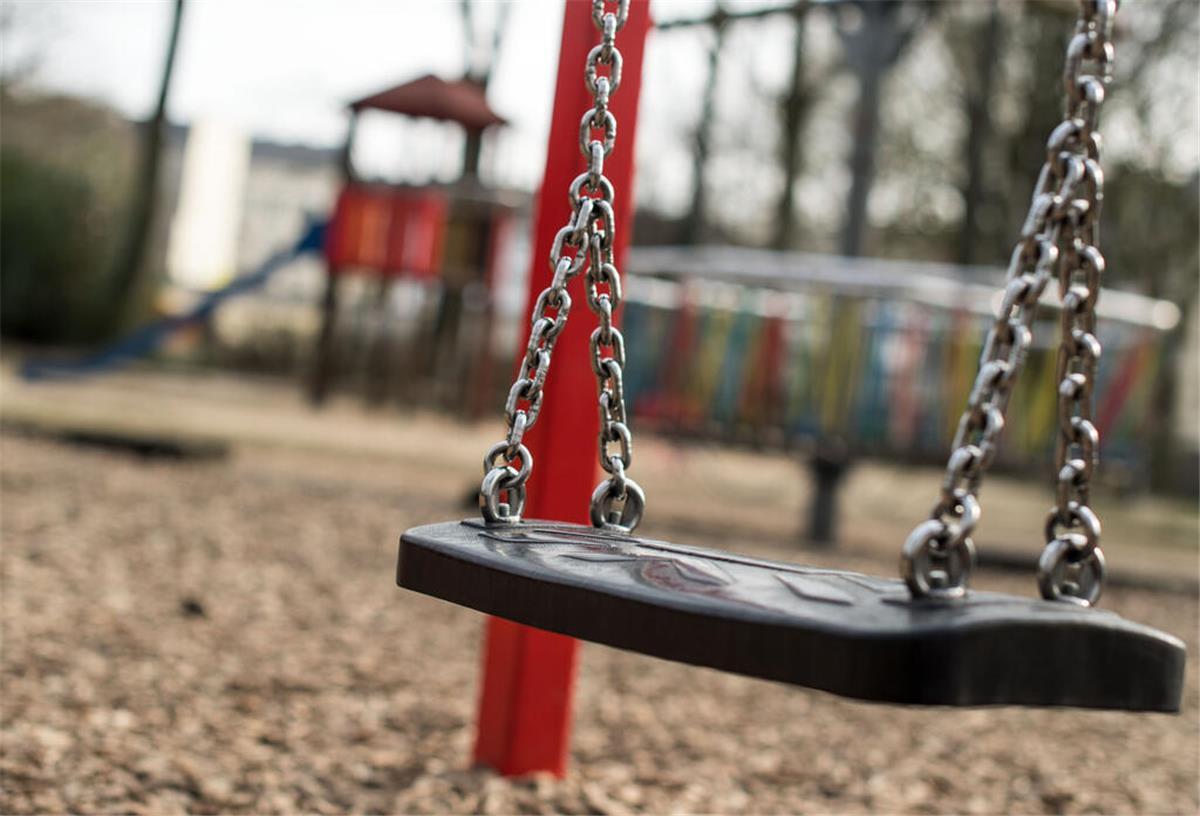 Eine Schaukel auf einem Spielplatz.