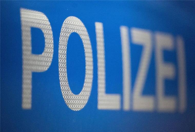 Polizei birgt leblosen Körper aus der Weser Das Wort «Polizei» ist auf der Karosserie eines Polizeifahrzeugs zu sehen.