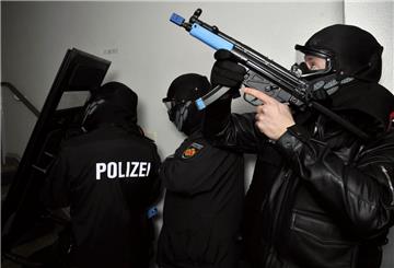 Die Polizei hat am frühen Dienstagmorgen einen salafistischen Verein in Hildesheim zerschlagen.
