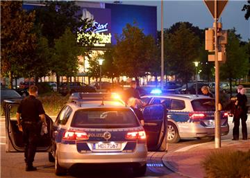 Die Polizei hat am Mittwochabend das Einkaufszentrum Weserpark evakuiert.