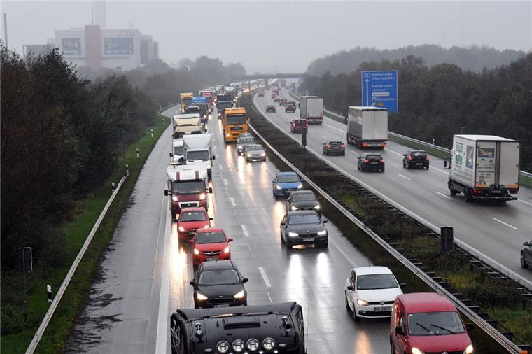 Die Polizei hat am Mittwochmorgen auf der A27 ordentlich zu tun: Dort hat es gleich an drei Ausfahrten gekracht. 