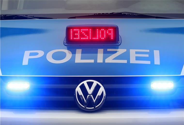 Die Polizei hat am späten Samstagabend ein illegales Autorennen auf der Martin-Pauls-Straße beendet.