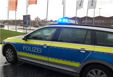 Die Polizei hat den Parkplatz von Famila gesperrt. Das Einkaufszentrum ist geschlossen.