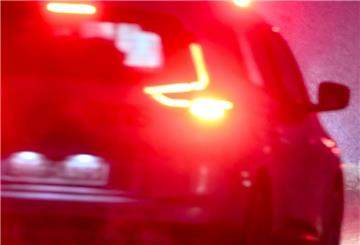 Autos fahren über die verschneite Bundesstraße