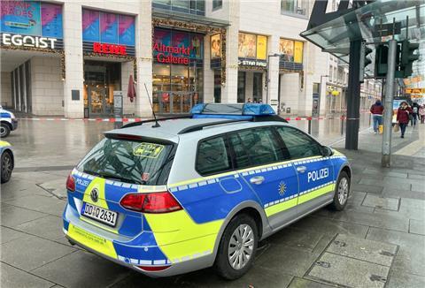 Die Polizei hat die Altmarktgalerie in Dresden nach einer Geiselnahme abgesperrt.