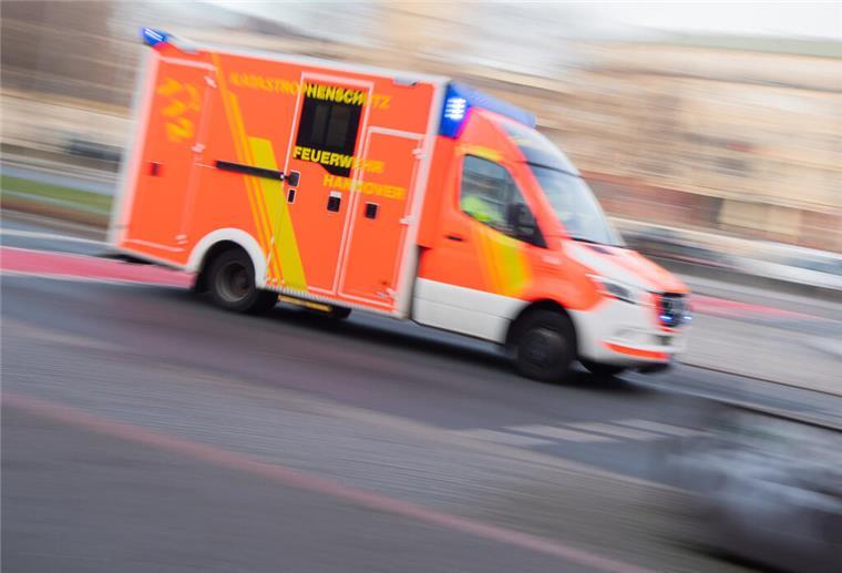Nordholz: 10-Jähriger nach Sturz vor fahrenden Bus in Lebensgefahr - Zeugen gesucht Blaulicht