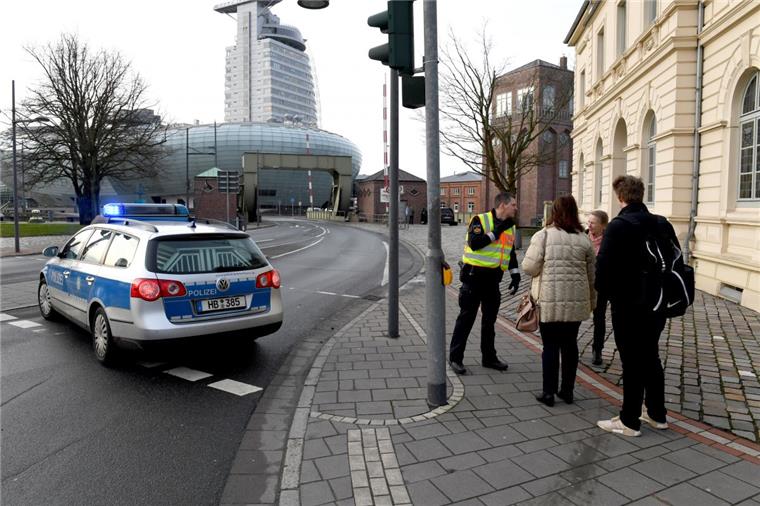 Bombendrohung im Klimahaus in Bremerhaven: Polizei gibt Entwarnung Die Polizei hat die Havenwelten nach einer Bombendrohung im Klimahaus weiträumig abgesperrt.