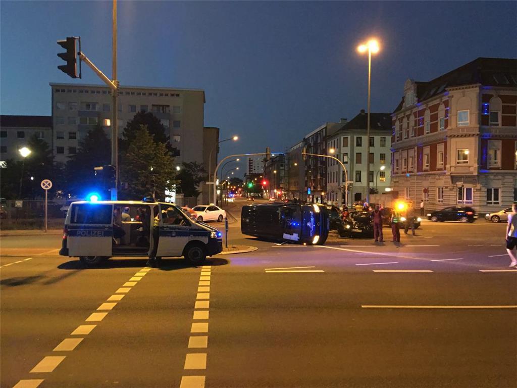 Die Polizei hat die Kreuzung nach dem Unfall an den Havenwelten gesperrt. 