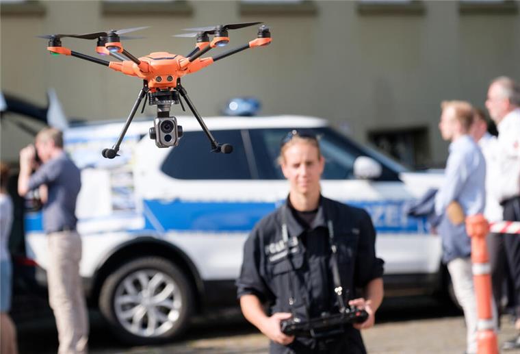 Polizistin mit Drohne