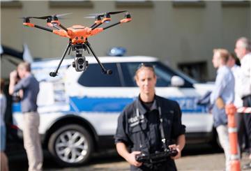 Polizistin mit Drohne