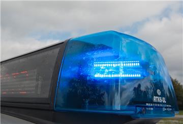 Ein Blaulicht leuchtet auf einem Polizeifahrzeug, aufgenommen am 11.10.2011 in Straubing (Niederbayern)