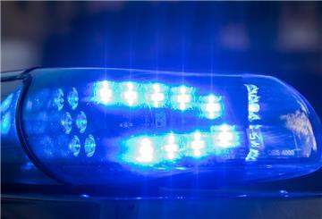 Das Blaulicht auf einem Fahrzeug der Polizei leuchtet in der Dunkelheit.