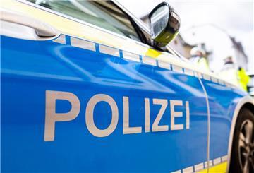 Zwei Einsatzfahrzeuge der Polizei stehen am Straßenrand.