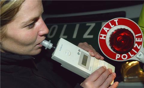 Die Polizei hat in Bremen die "Slalomfahrt" einer betrunkenen Frau gestoppt.