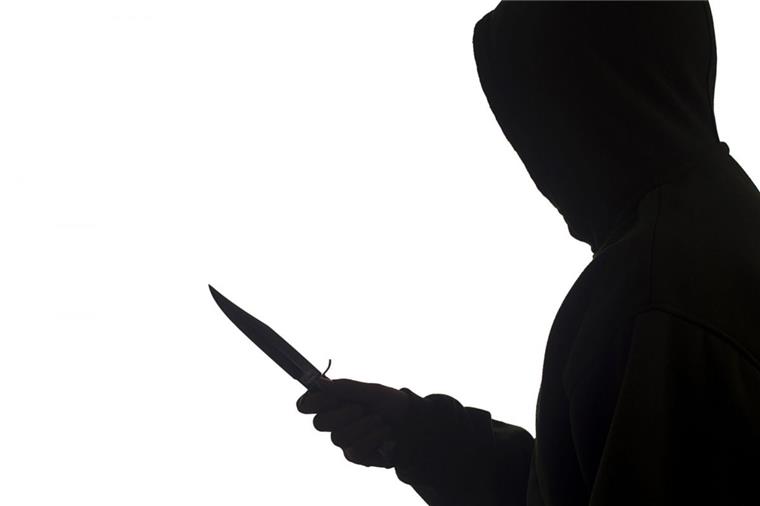 Die Polizei hat in Bremen einen Mann gefasst, der seine ehemalige Lebensgefährtin mit einem Messer angegriffen hat.