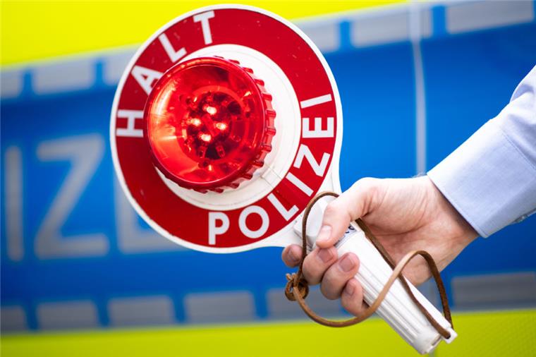 Bremerhaven: Aggressiver Fahrer von der Polizei gestoppt Die Polizei hat in Bremerhaven einen Autofahrer gestoppt, der mutmaßlich unter Drogen stand.