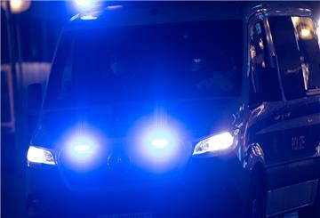Polizisten fahren am letzten Tag vor dem Lockdown kurz nach Ladenschluss durch die menschenleere Fußgängerzone.