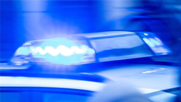 Betrunkener Autofahrer blockiert Polizeifahrzeug im Rotlichtviertel Ein Streifenwagen der Polizei ist mit Blaulicht im Einsatz.