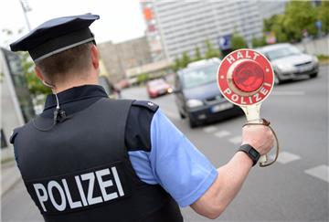 Die Polizei hat in Geestemünde einen Rollerfahrer erwischt der bei Rot gleich über vier Ampeln fuhr.