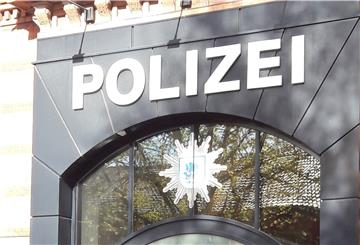 Die Polizei hat in Lehe zwei Verdächtige festgenommen, die versucht haben sollen, in den Nah-und-Gut-Markt einzubrechen.