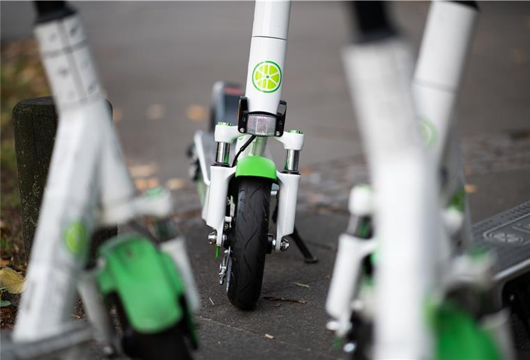 Leherheide: Betrunkener E-Scooter-Fahrer (66) kracht gegen Auto Hamburg: Das Logo des Elektro-Scooter-Anbieters Lime ist auf einem Roller zu sehen.