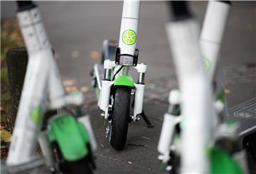  Hamburg: Das Logo des Elektro-Scooter-Anbieters Lime ist auf einem Roller zu sehen. 