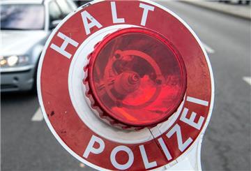 Polizeikelle mit der Aufschrift "Halt Polizei"