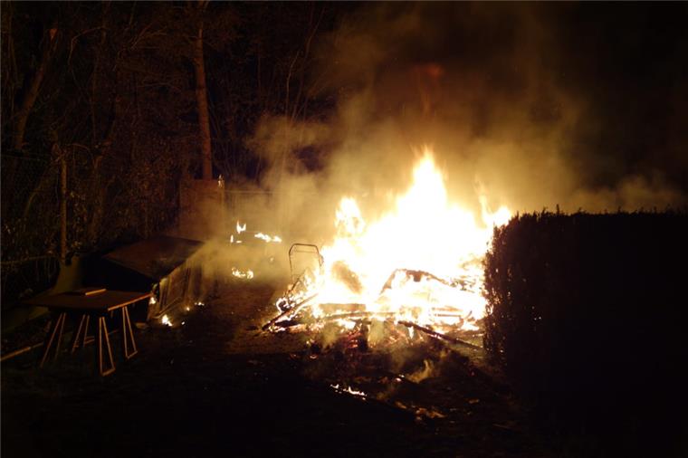 Zwei Gartenlauben brennen in Bremerhaven-Lehe ab Die Polizei hat mehrere Brandstifter in Bremerhaven festgenommen.