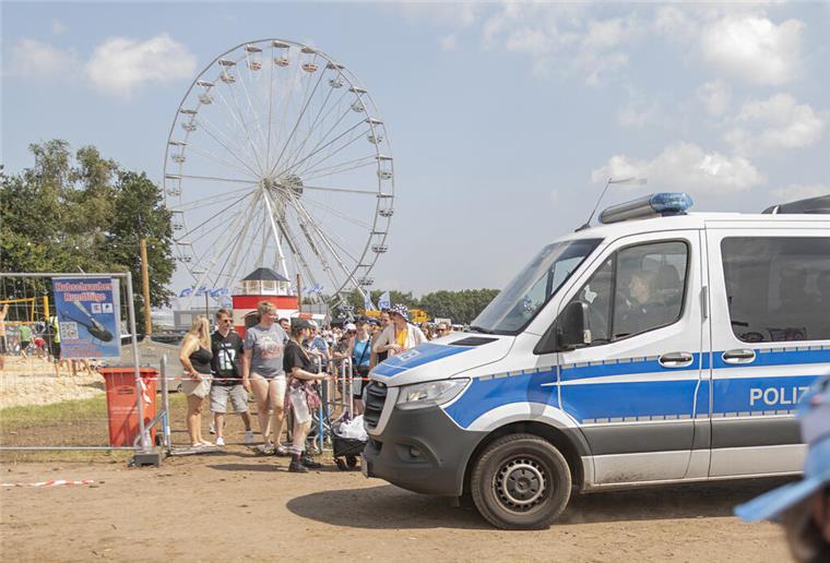 Polizeiwagen vor Riesenrad beim Deichbrand-Festival