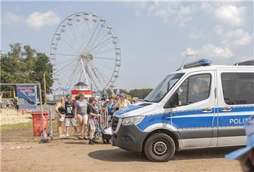 Polizeiwagen vor Riesenrad beim Deichbrand-Festival